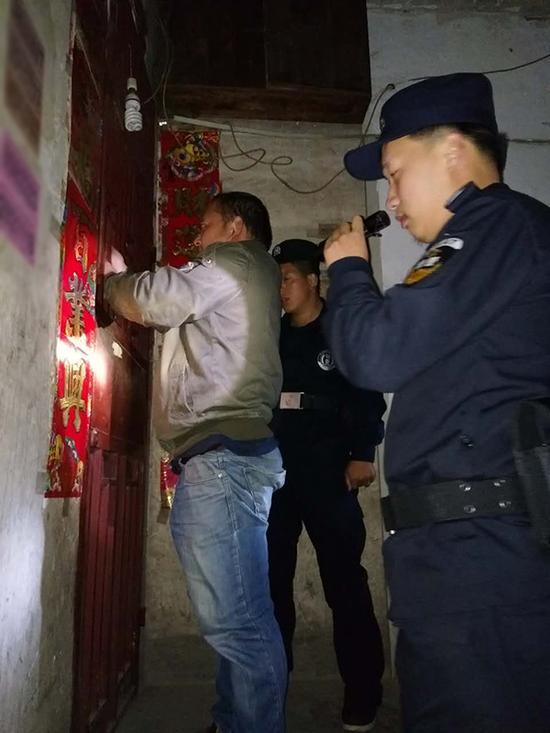 仙桃粗心妈妈误将幼女锁家中 民警全城寻开锁师傅开门