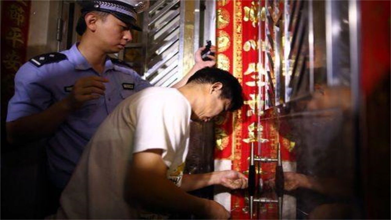 仙桃请开锁师傅开了锁后，师傅为什么一般都不进门，就算主人请也不进去？